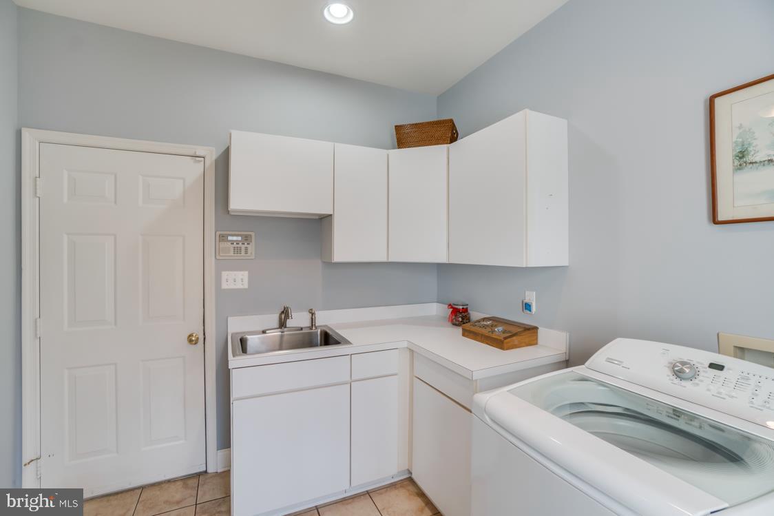 5 Ruffian Drive Stafford, VA 22556 - Photo 19 of 57 Laundry room with sink and storage!