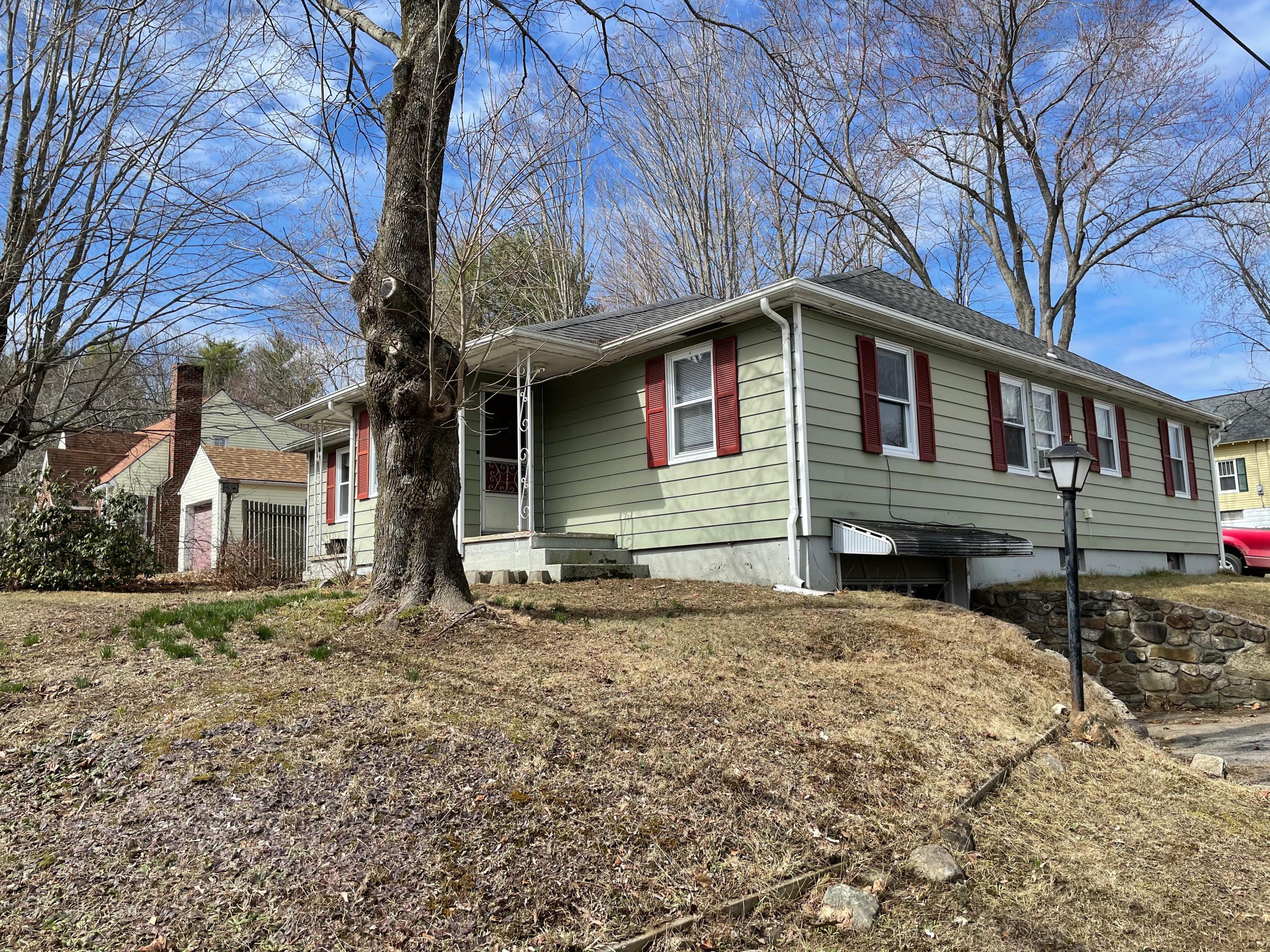 53 Oak Street Springvale, ME 04083 - Photo 2 of 24 IMG_0923