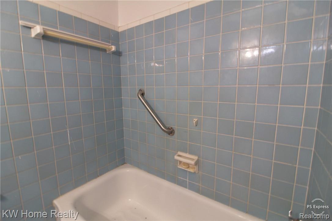 17687 Huntington Road Detroit, MI 48219 - Photo 15 of 17 HUNTINGTON 18.jpeg