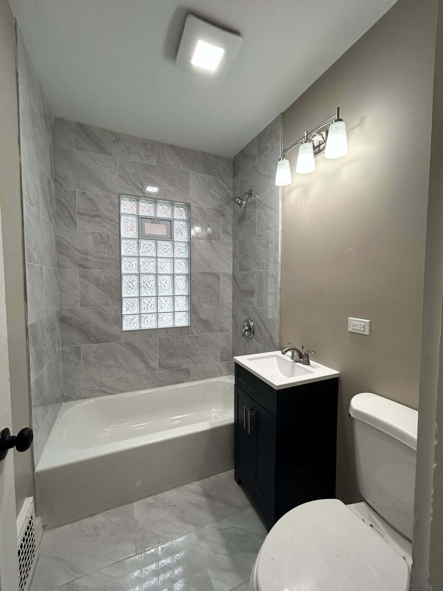 4462 North 27th Street Milwaukee, WI 53209 - Photo 14 of 21 Bath 1