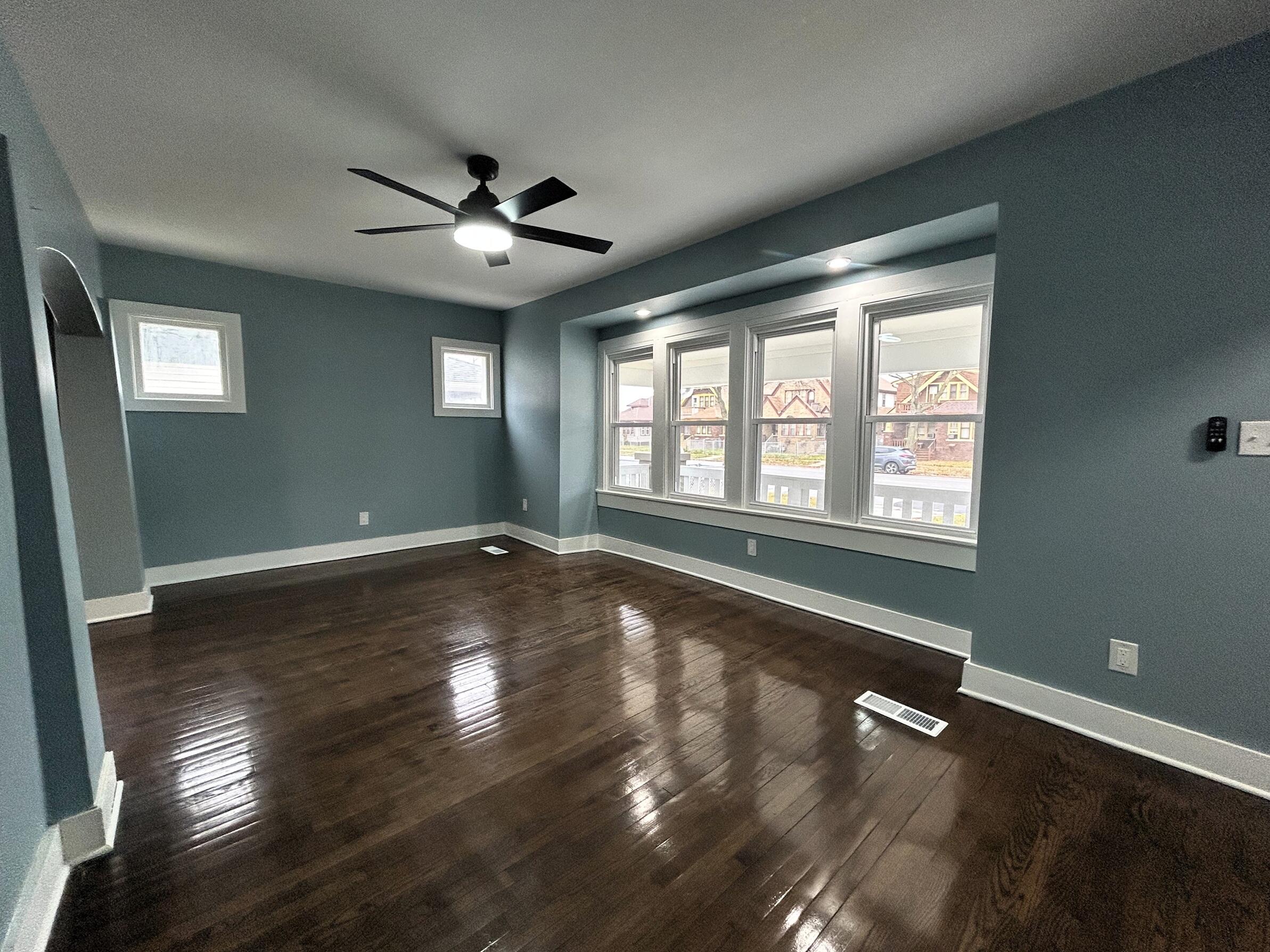 4462 North 27th Street Milwaukee, WI 53209 - Photo 5 of 21 Living 3