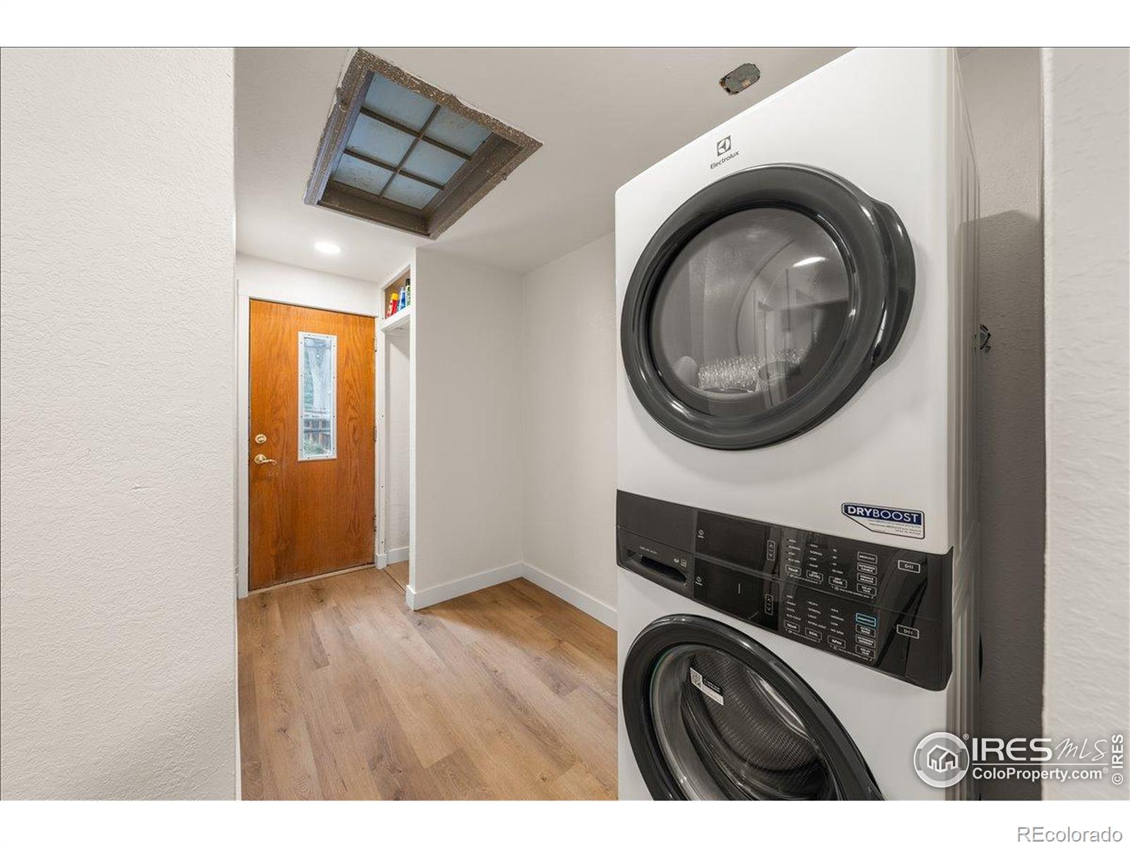 727 Baker Street Longmont, CO 80501 - Photo 20 of 25 a view of a bedroom with washer and dryer