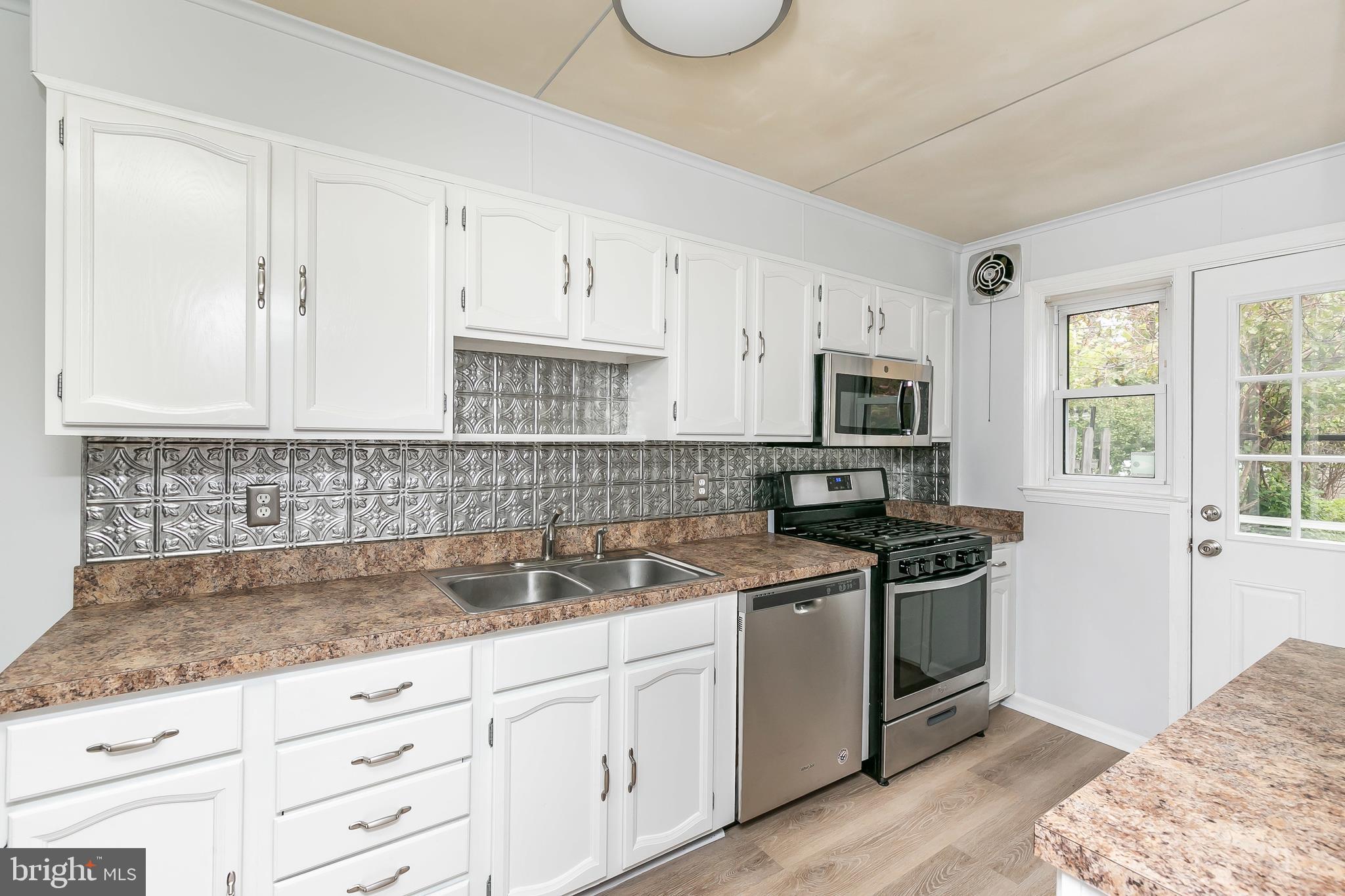 1652 Thetford Road Baltimore, MD 21286 - Photo 13 of 41 Kitchen w/ New Stainless Appliances