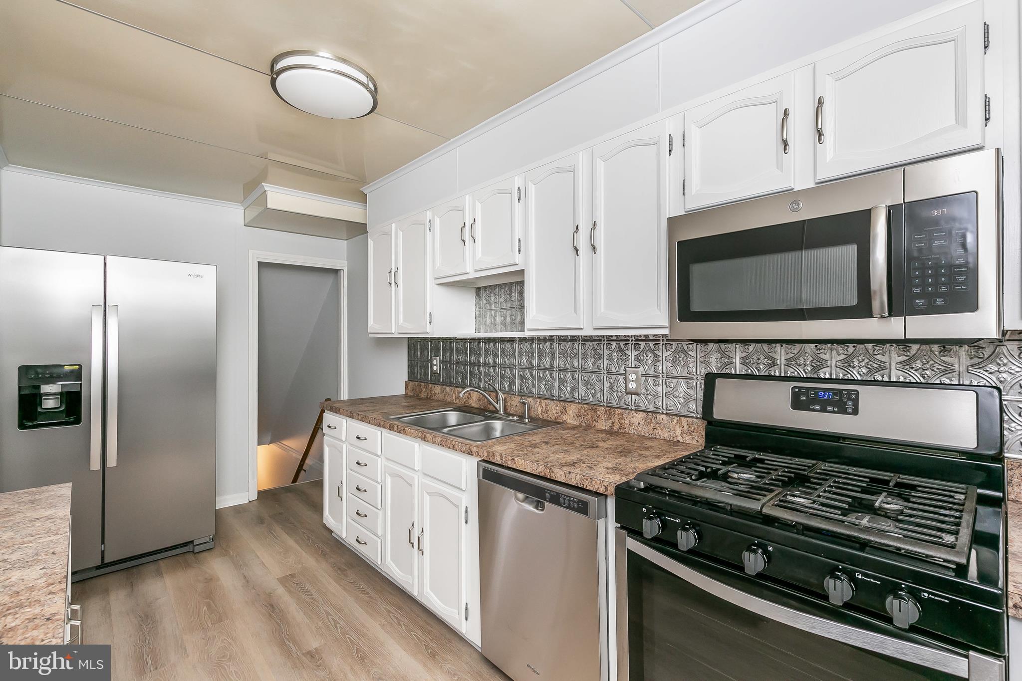 1652 Thetford Road Baltimore, MD 21286 - Photo 14 of 41 Kitchen w/ Gas Stove