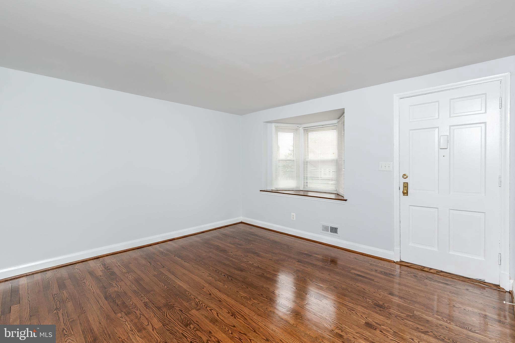 1652 Thetford Road Baltimore, MD 21286 - Photo 8 of 41 Living Room