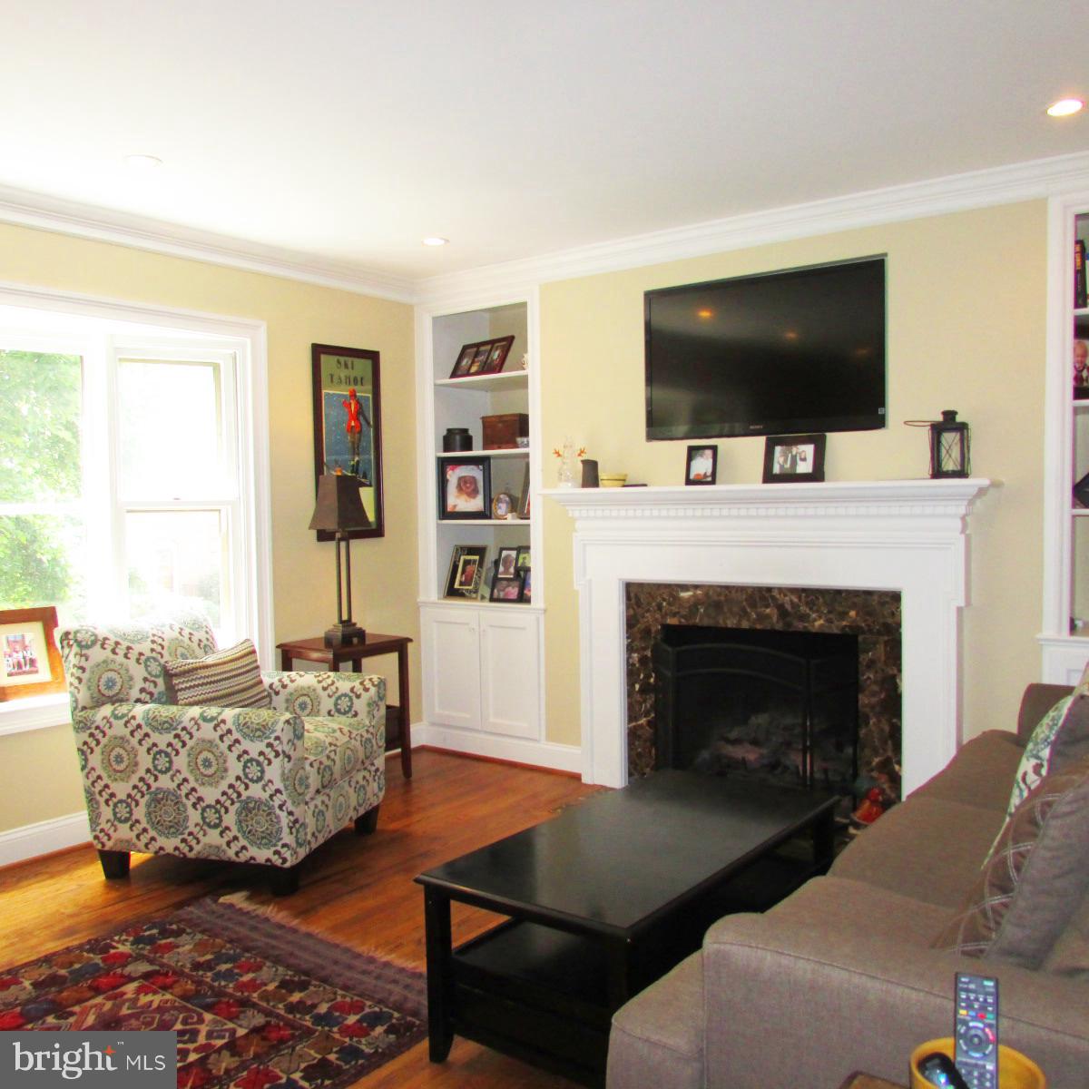 6733 Baron Road McLean, VA 22101 - Photo 11 of 29 Bay Window looks to garden, FP, tons of light