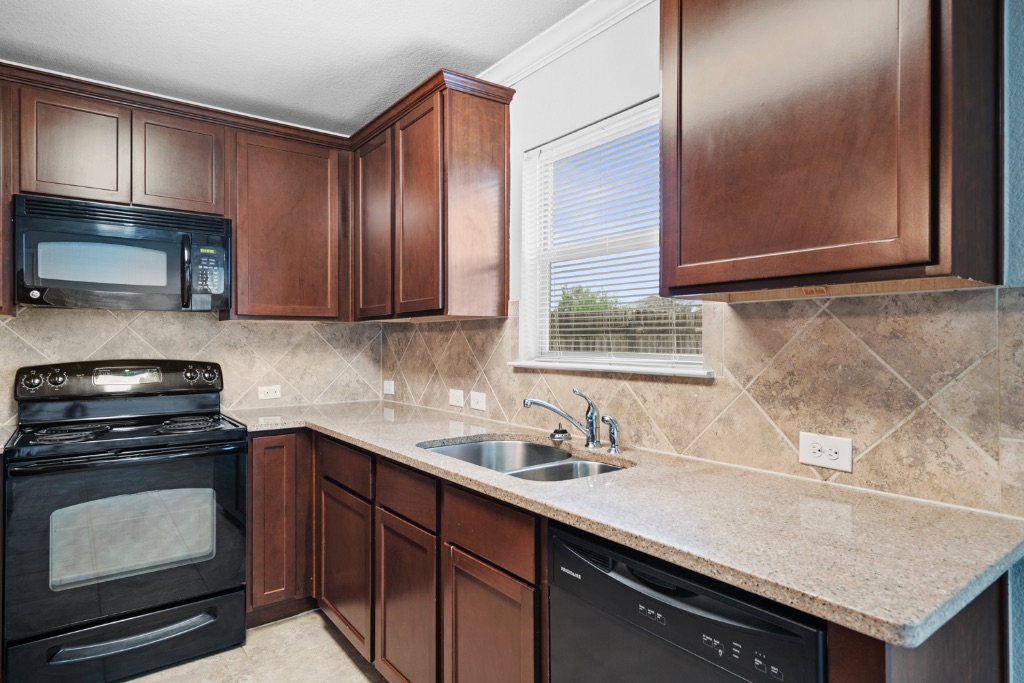7204 Outfitter Drive Austin, TX 78744 - Photo 9 of 33