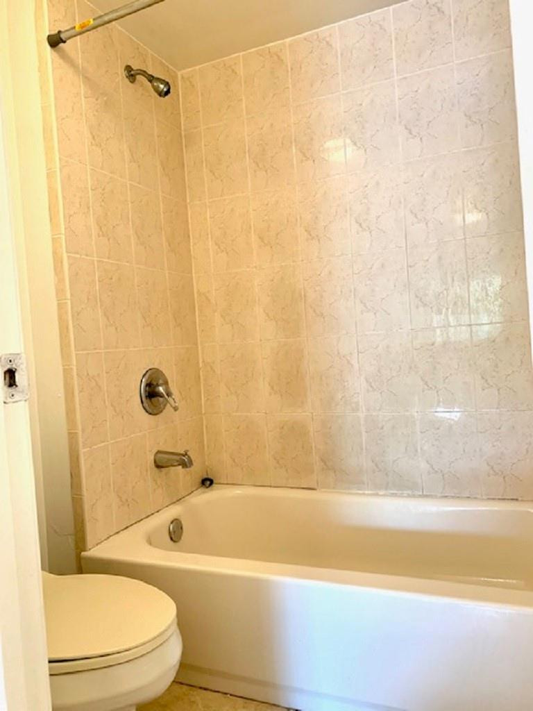 721 North Pine Island Road, Unit 213 Plantation, FL 33324 - Photo 16 of 34 a bathroom with a bathtub and a toilet