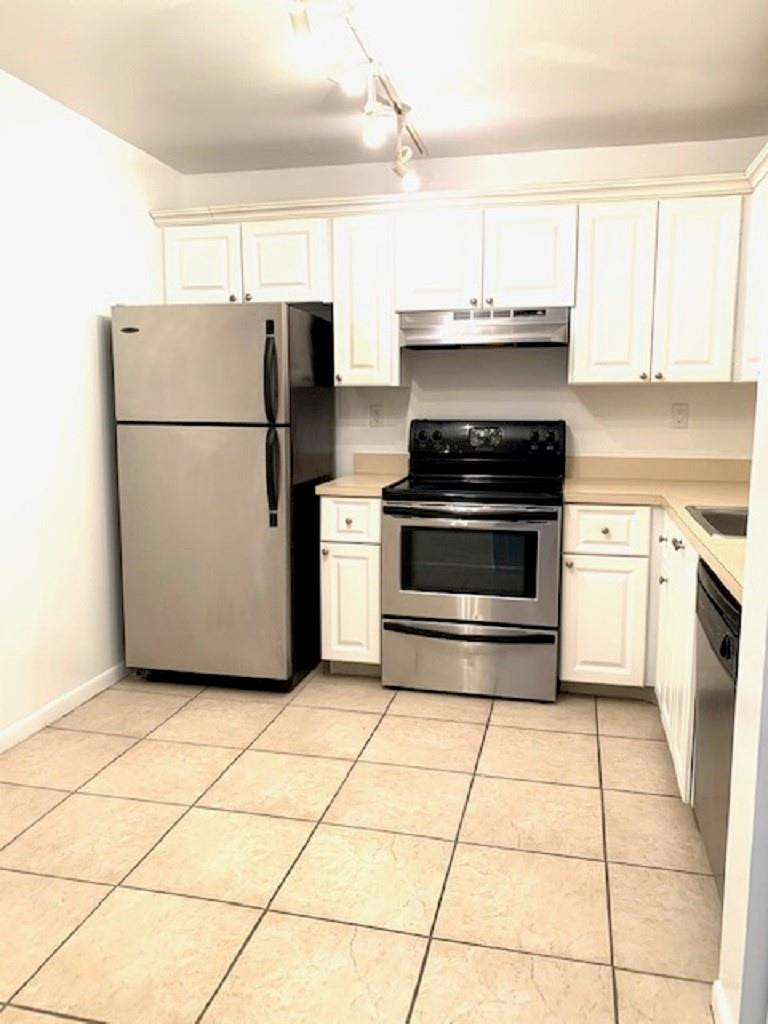 721 North Pine Island Road, Unit 213 Plantation, FL 33324 - Photo 8 of 34 a kitchen with cabinets and steel appliances