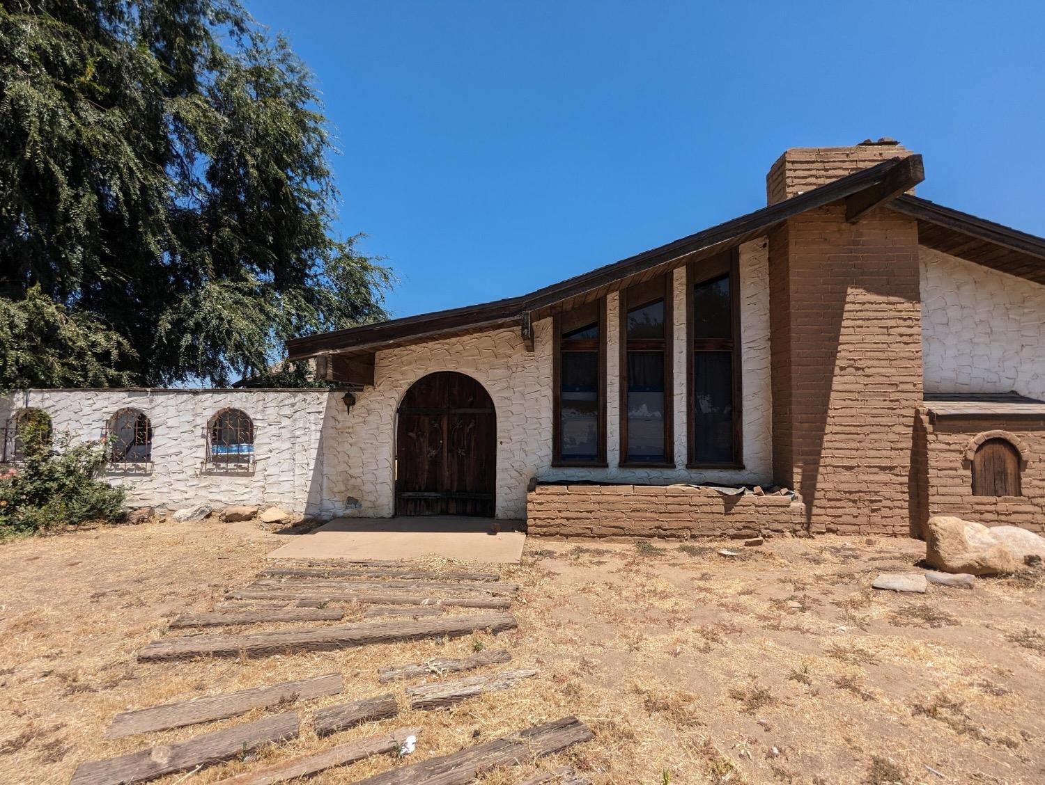 14066 Ave 392 Cutler, CA 93615 - Photo 4 of 18 a view of a house with a yard