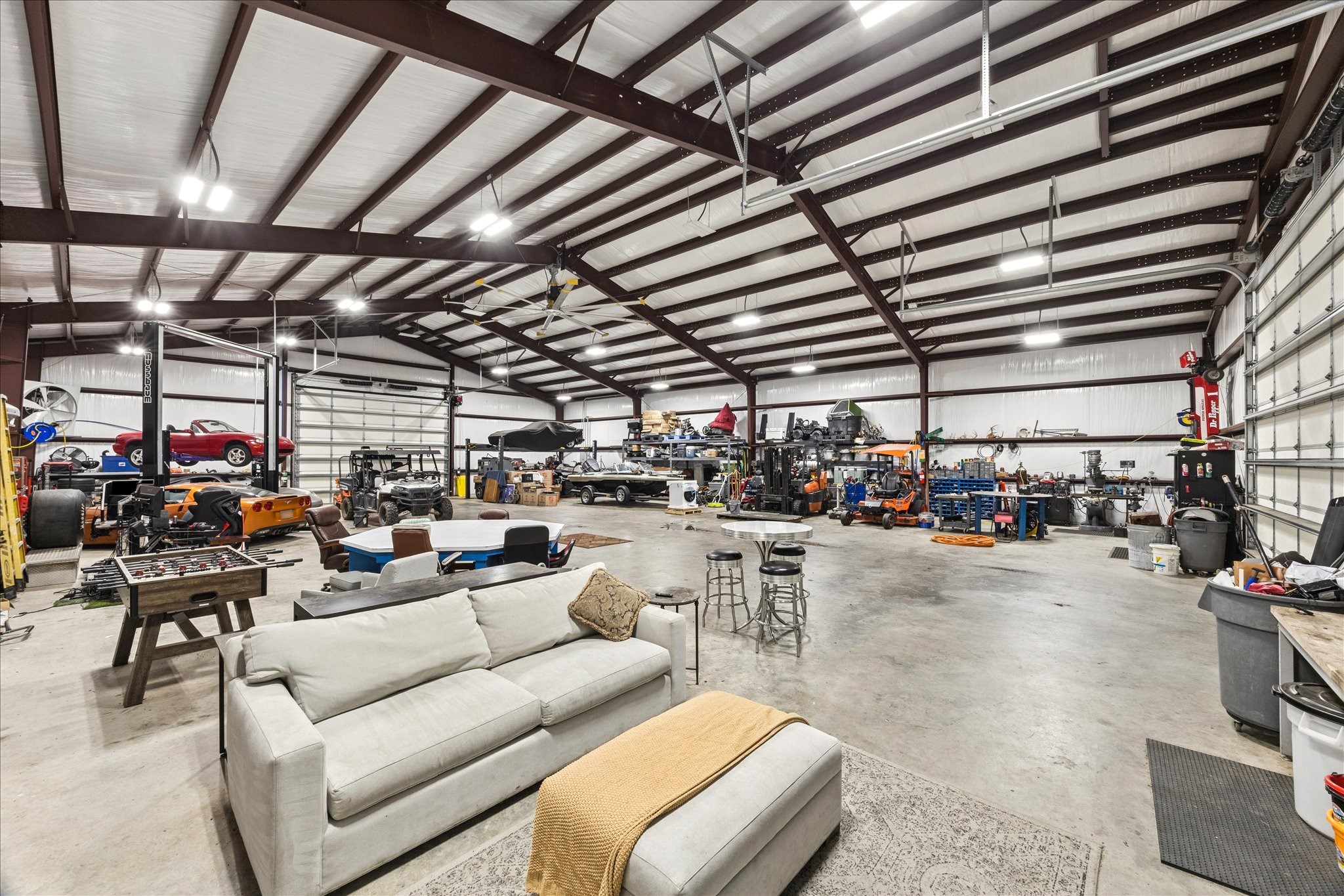 2702 Horseshoe Lane Rosharon, TX 77583 - Photo 6 of 43 High-bay LED lighting, multiple 220V outlets, and expansive workspace create exceptional functionality.
