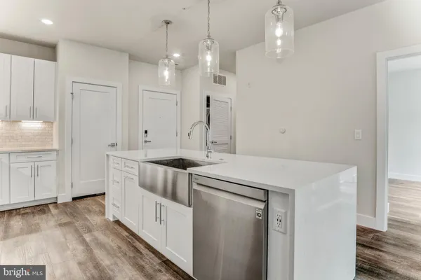 a kitchen that has a lot of cabinets in it