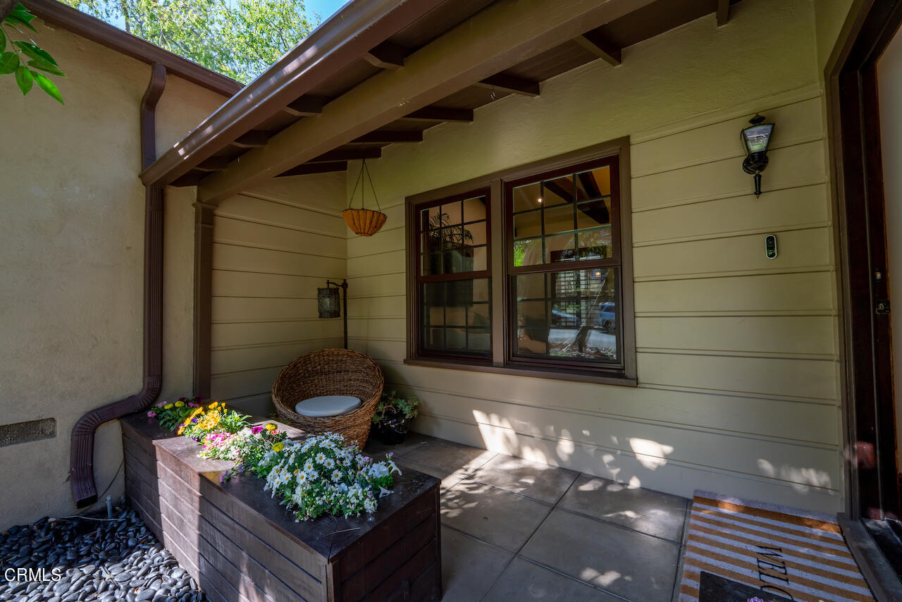 1425 Hillside Drive Glendale, CA 91208 - Photo 6 of 68 a front view of a house