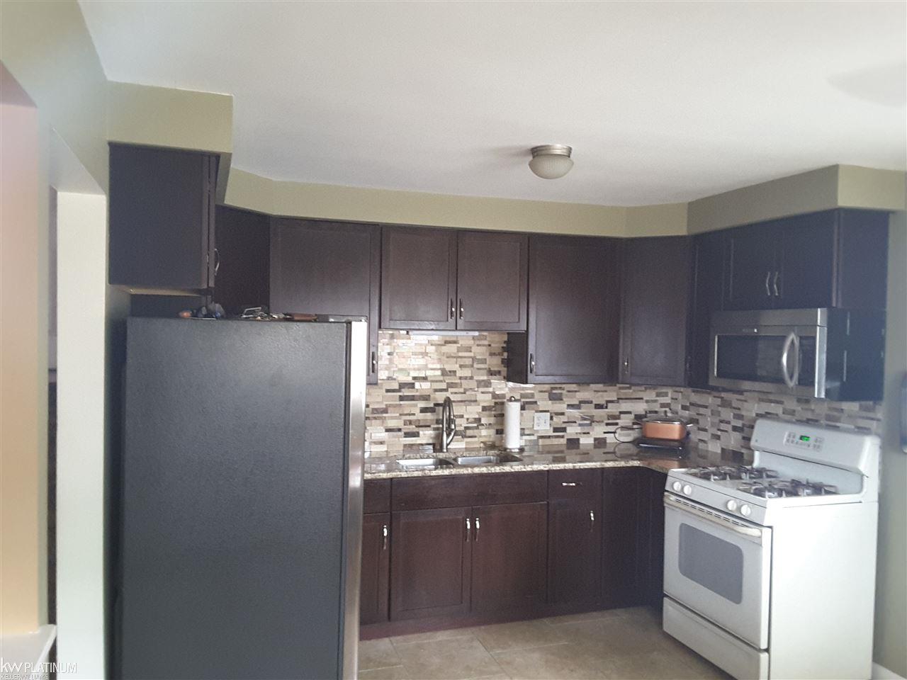 17940 Rainbow Road Fraser, MI 48026 - Photo 6 of 22 31329604-5.JPG