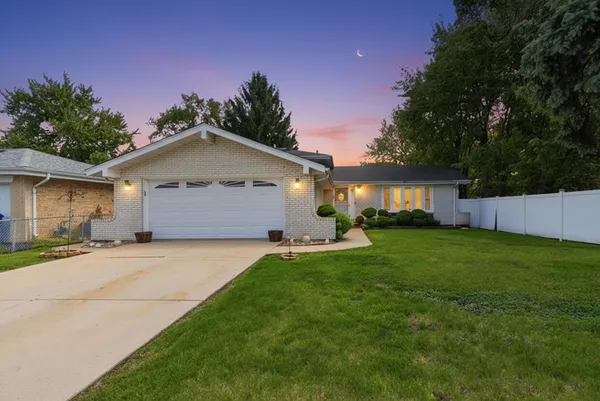 $420,000 | 5815 West 87th Place, Oak Lawn, IL 60453