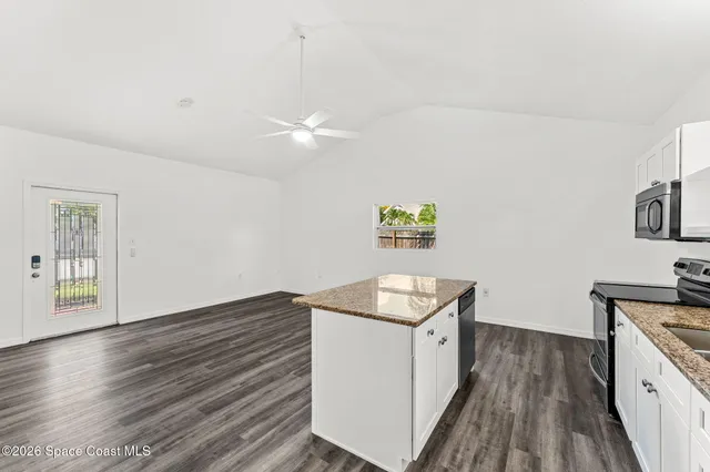 a view of a house with backyard