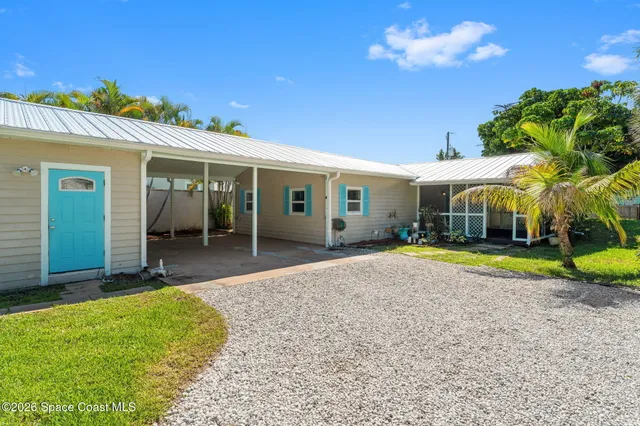a view of a house with backyard and porch