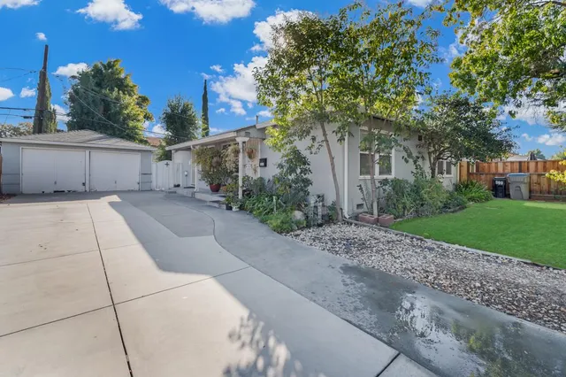 a view of a backyard