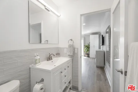 $8,450 | 937 South Tremaine Avenue, Los Angeles, CA 90019