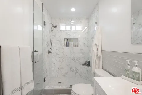 $8,450 | 937 South Tremaine Avenue, Los Angeles, CA 90019