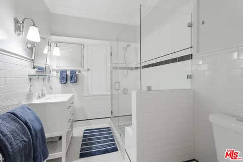 $8,450 | 937 South Tremaine Avenue, Los Angeles, CA 90019