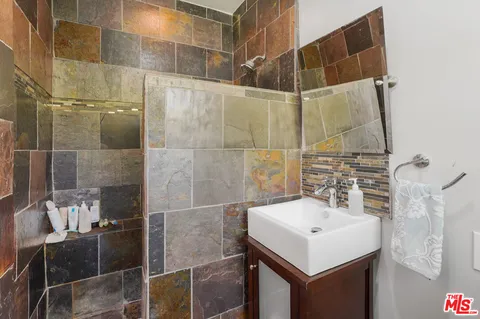 $8,450 | 937 South Tremaine Avenue, Los Angeles, CA 90019