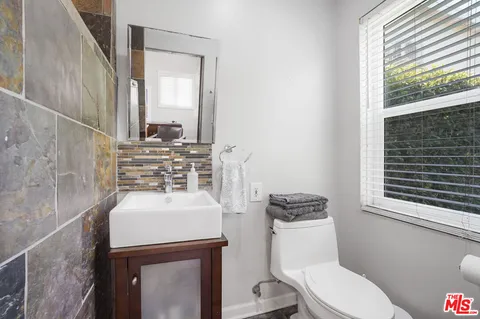 $8,450 | 937 South Tremaine Avenue, Los Angeles, CA 90019