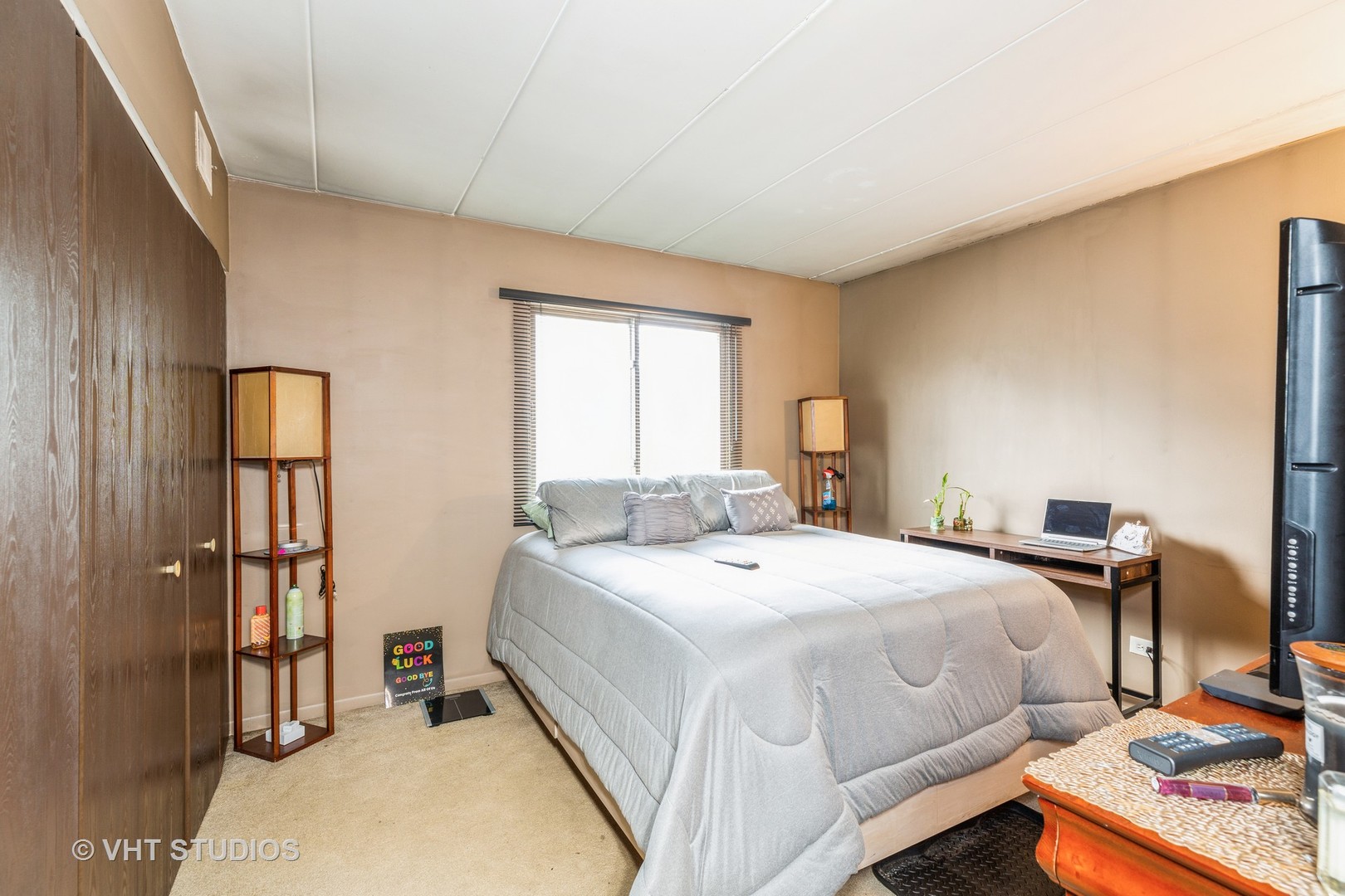 17001 Albany Avenue, Unit 101 Hazel Crest, IL 60429 - Photo 7 of 10 a bedroom with a bed and a table in it