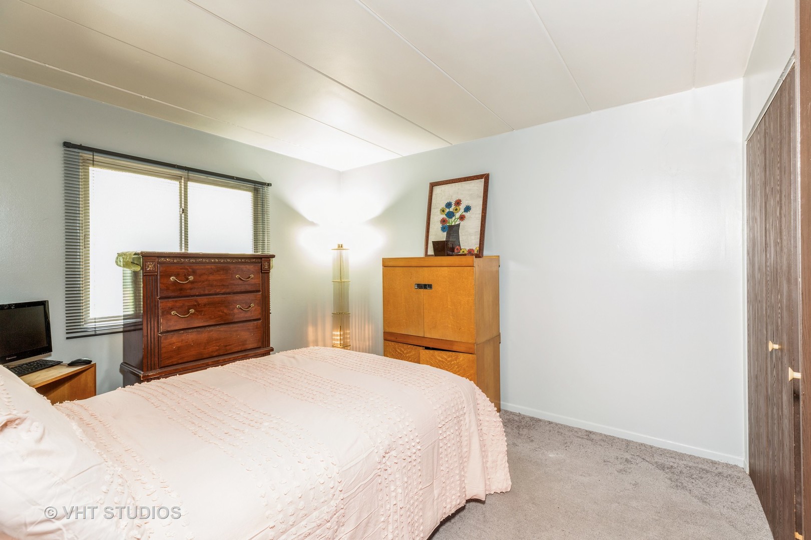 17001 Albany Avenue, Unit 101 Hazel Crest, IL 60429 - Photo 9 of 10 a bedroom with a bed and a dresser