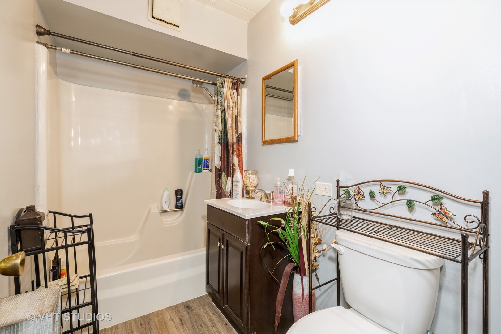 17001 Albany Avenue, Unit 101 Hazel Crest, IL 60429 - Photo 10 of 10 a bathroom with a toilet a sink and bathtub