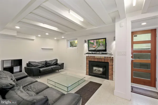 $2,695 | 3640 Everett Street Northwest, Washington, DC 20008