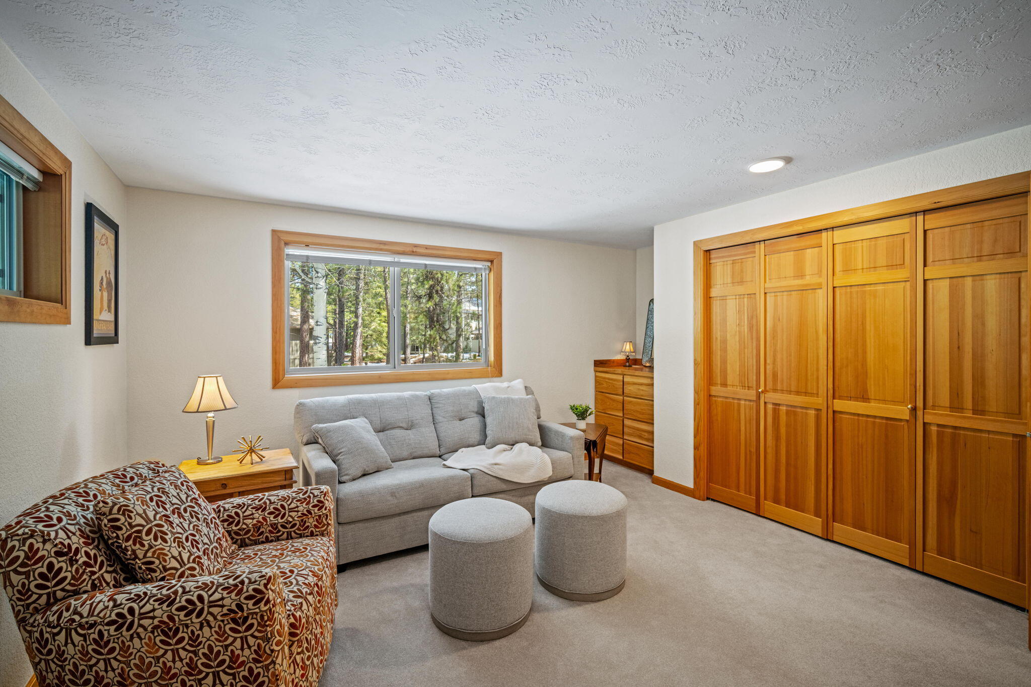17948 Shadow Lane, Unit 7 Sunriver, OR 97707 - Photo 52 of 92 a living room with furniture and a window