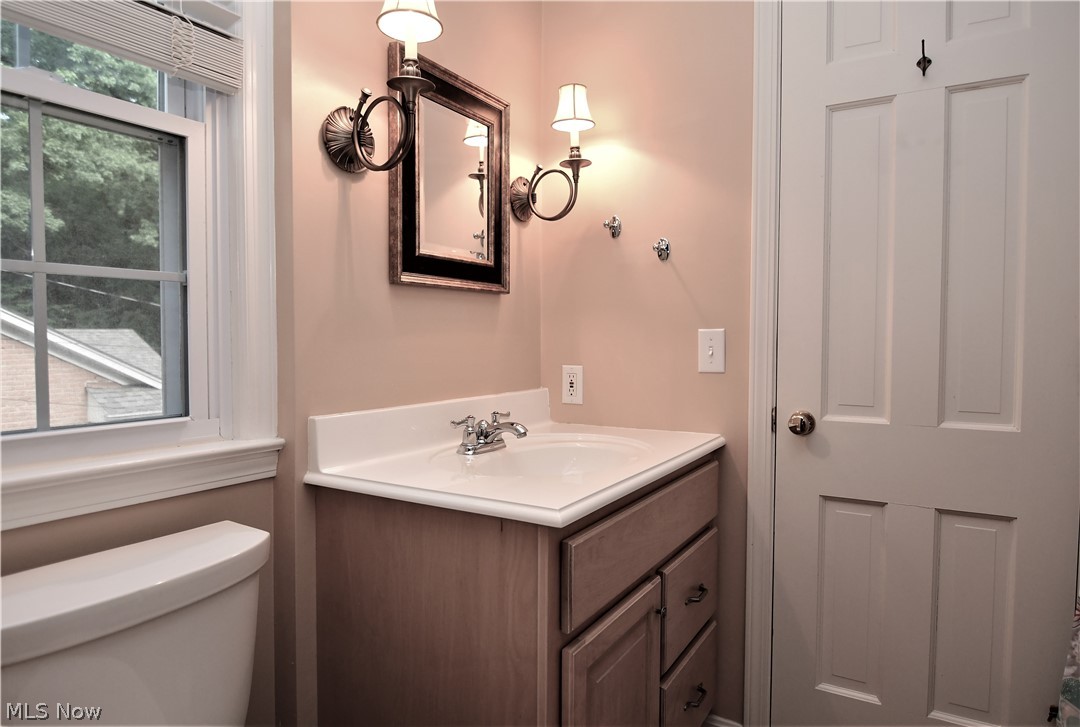 2390 Stockbridge Road Akron, OH 44313 - Photo 25 of 35 Jack & Jill Bath w/Tub-Shower