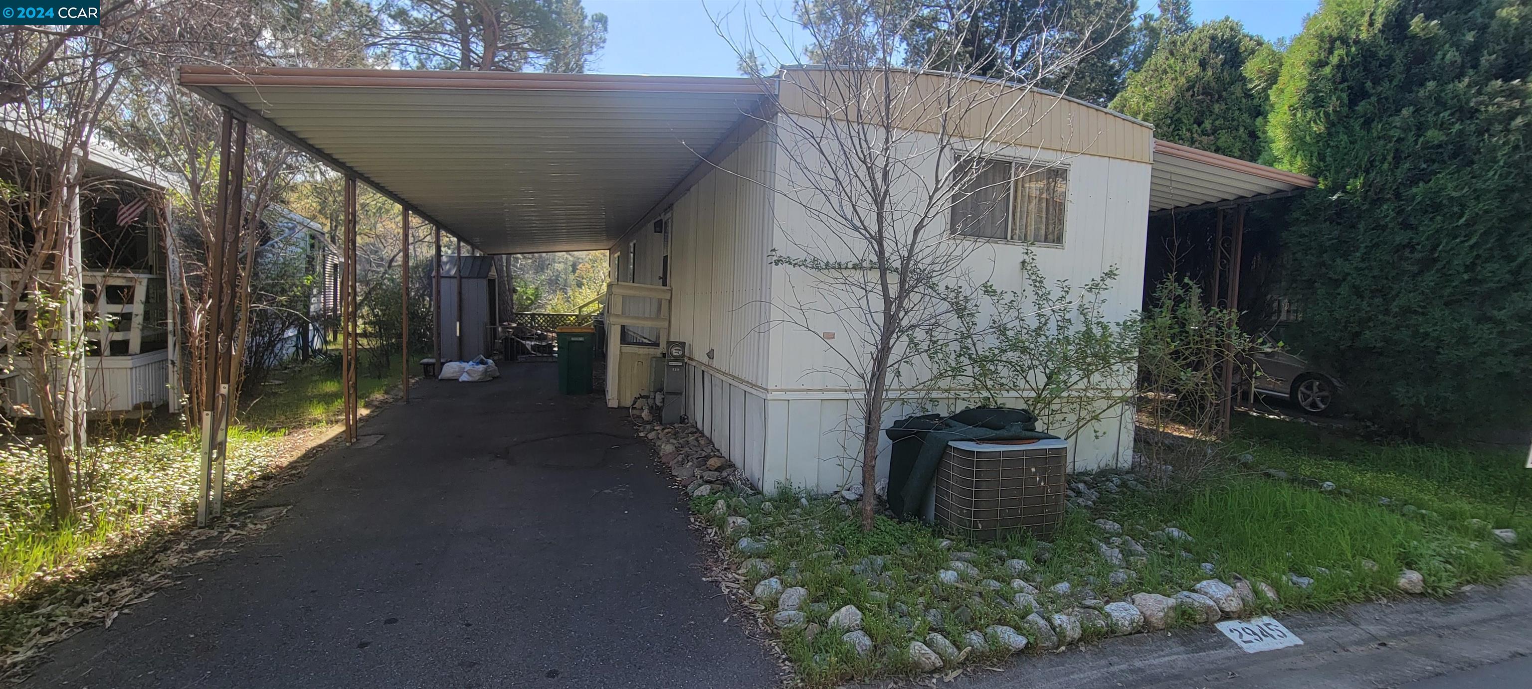 a view of a house with backyard