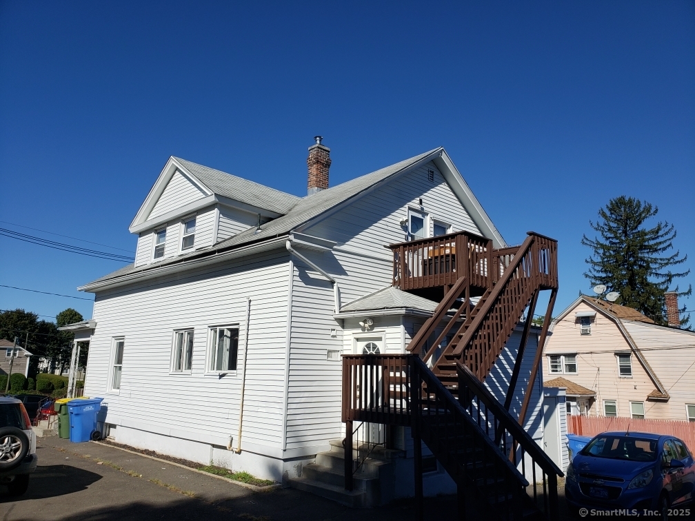a view of a house with backyard and trees