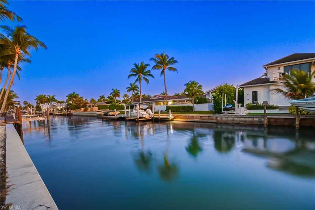 1670 Dolphin Court Naples, FL 34102 - Photo 14 of 30