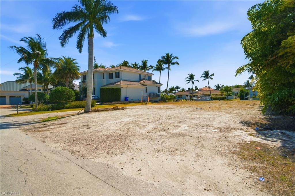 1670 Dolphin Court Naples, FL 34102 - Photo 20 of 30