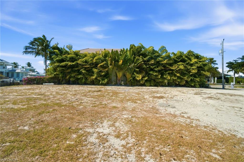 1670 Dolphin Court Naples, FL 34102 - Photo 23 of 30