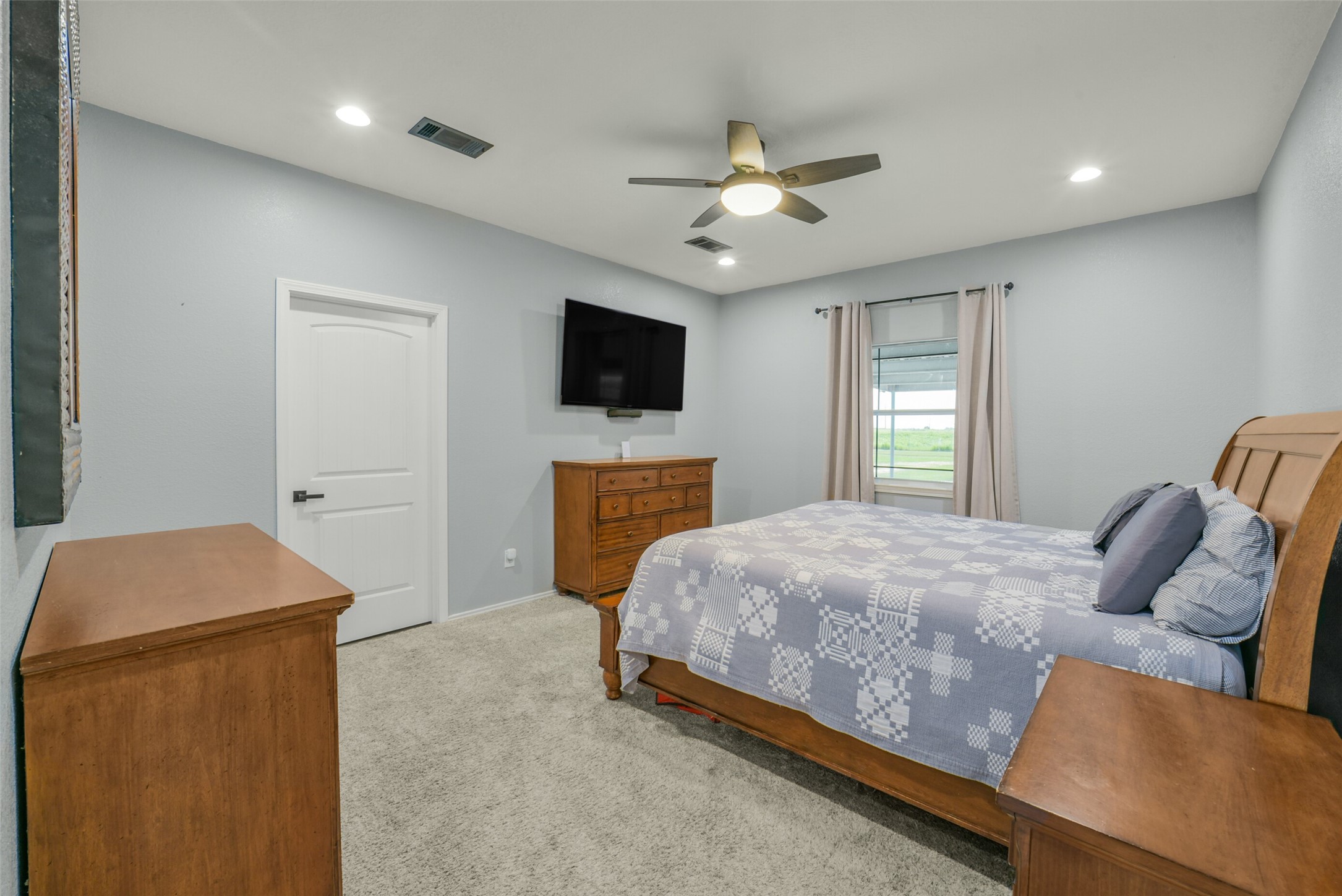 11301 South FM 441 Road El Campo, TX 77437 - Photo 19 of 43 Primary bedroom and ensuite.