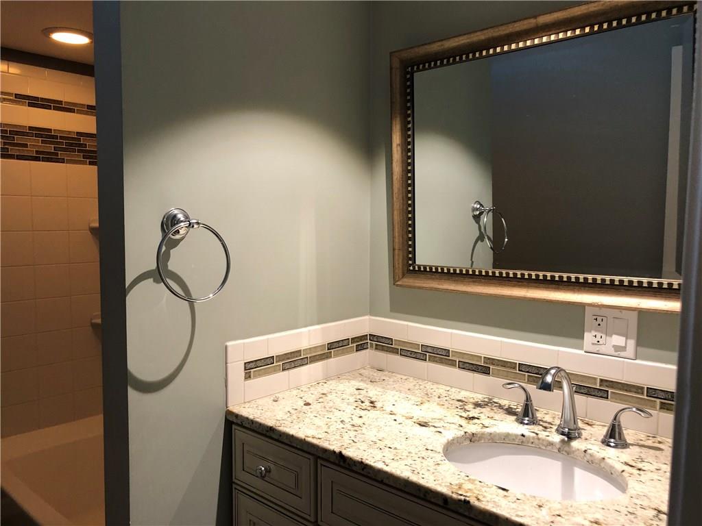 31 Dovercrest Road Eighty Four, PA 15330 - Photo 14 of 23 Main bath with ceramic surround and granite top