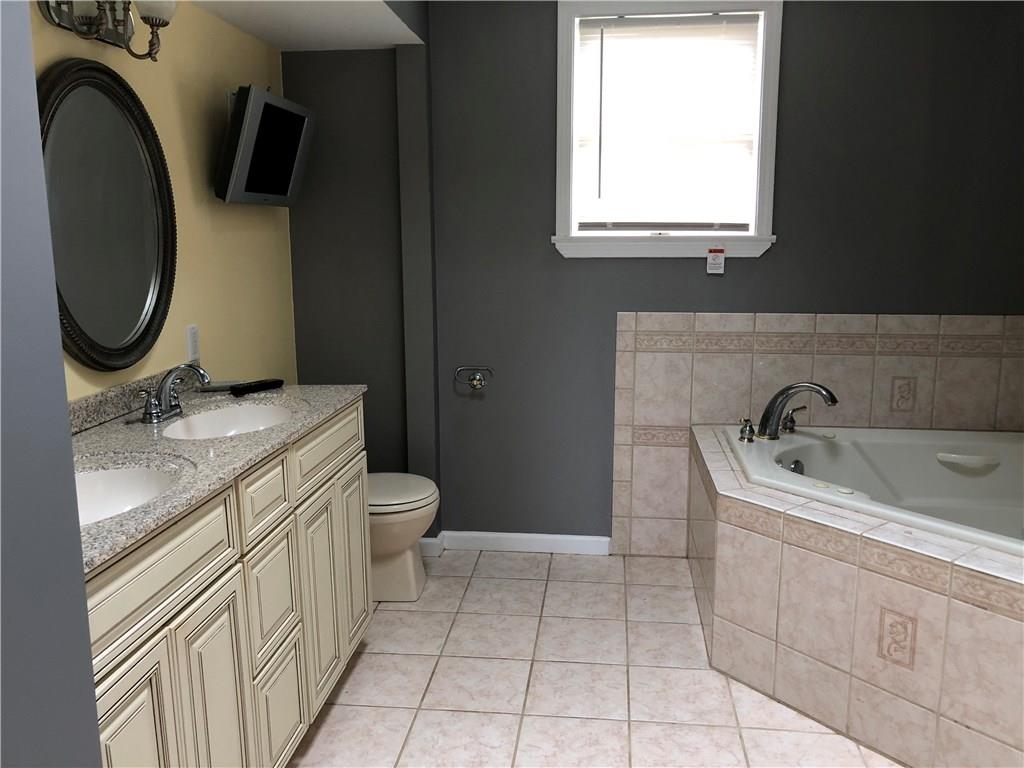 31 Dovercrest Road Eighty Four, PA 15330 - Photo 9 of 23 Master Bath with ceramic tile, jetted tub, and granite top.