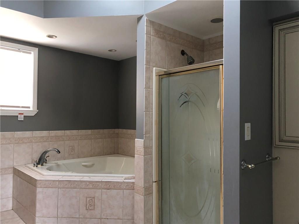 31 Dovercrest Road Eighty Four, PA 15330 - Photo 10 of 23 Master bath with jetted tub and ceramic surround.