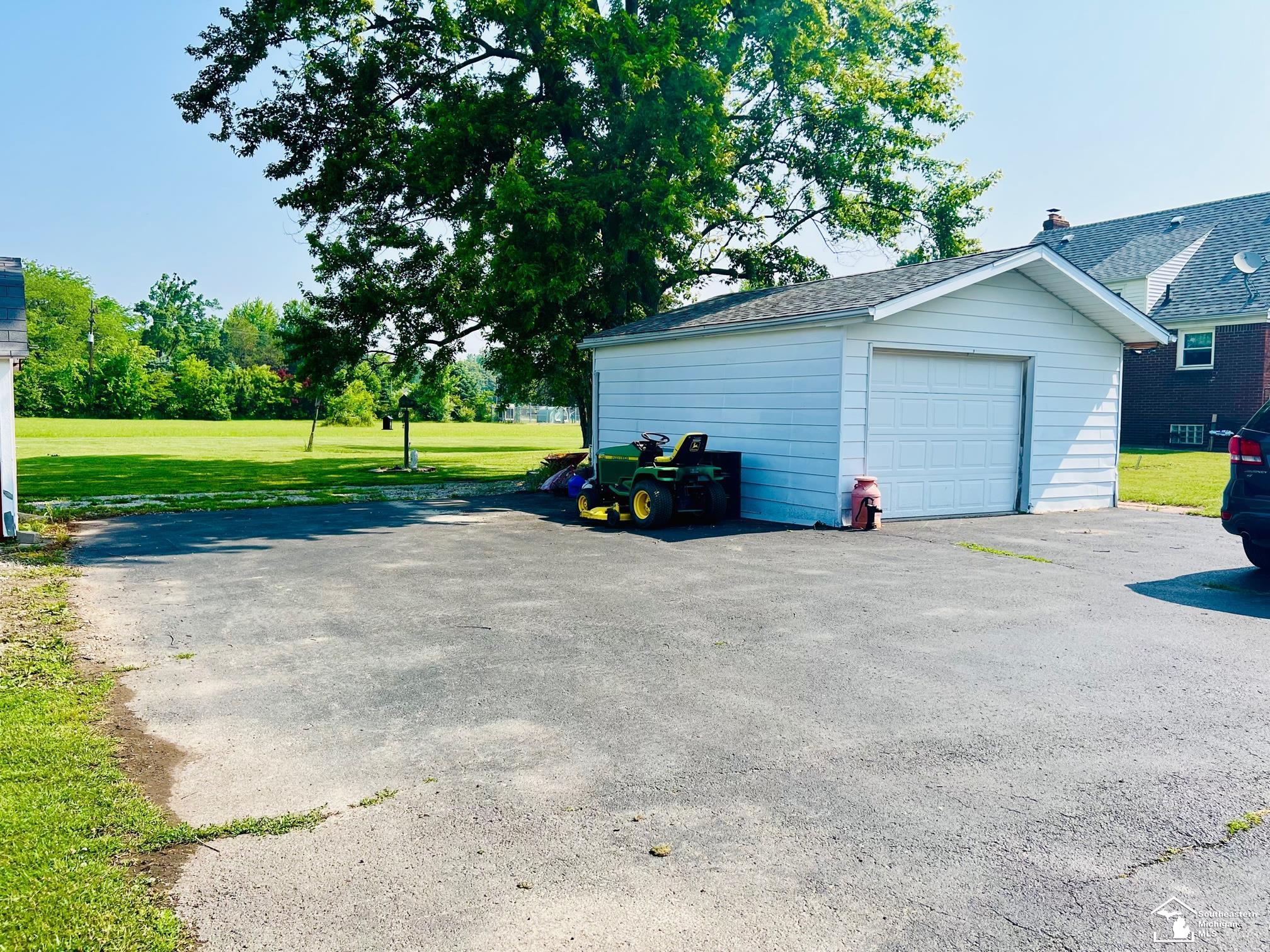 11691 Grafton Road Carleton, MI 48117 - Photo 5 of 18