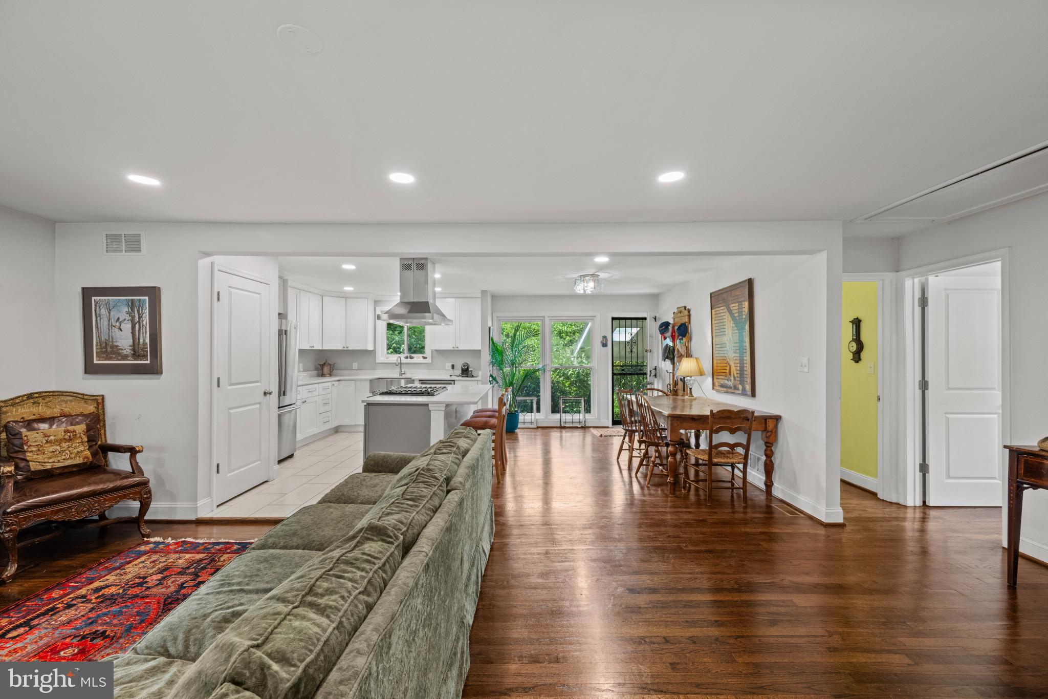 803 East Joppa Road Towson, MD 21286 - Photo 5 of 38 Entry Way