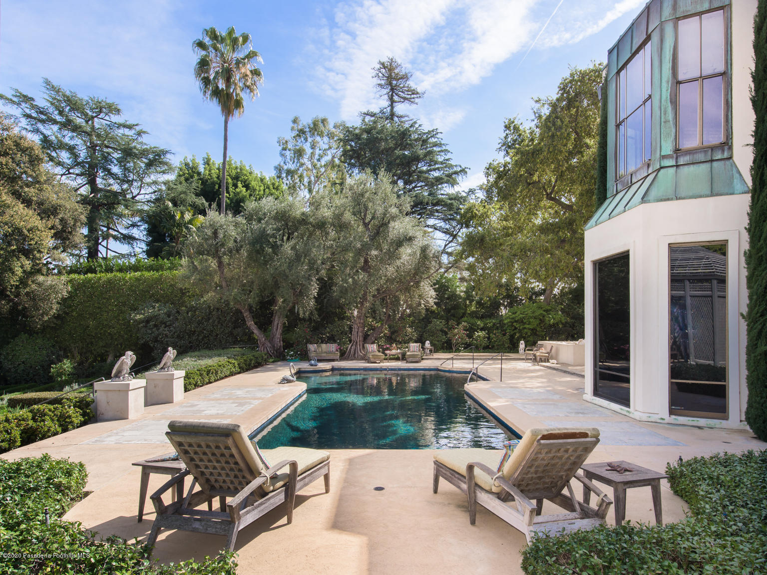 988 Buckingham Place Pasadena, CA 91105 - Photo 26 of 38 an outdoor sitting area with furniture and garden