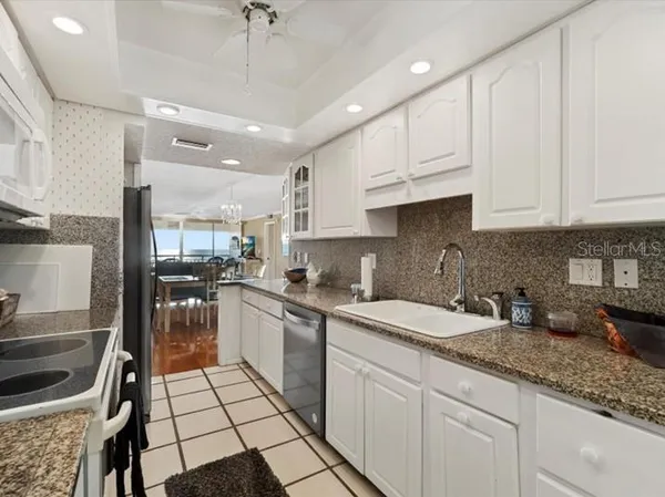 $4,400 | 2900 Gulf Boulevard, Unit 211, Belleair Beach, FL 33786