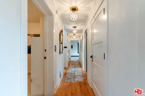 a en suite bathroom with double sink and a mirror