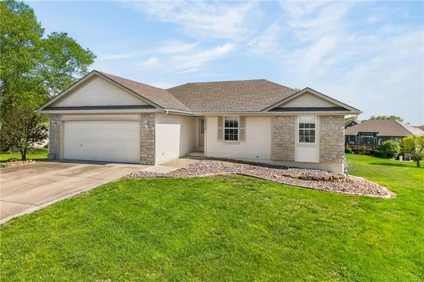 $325,000 | 1717 Longhorn Lane, Raymore, MO 64083