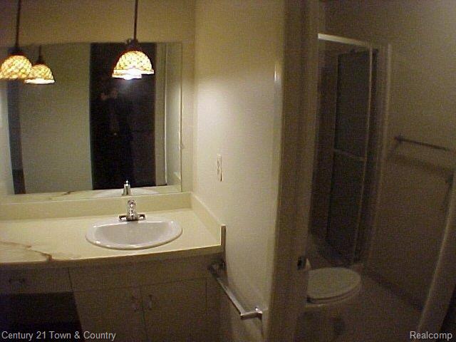 23139 Farmington Road Farmington, MI 48336 - Photo 18 of 19 23139 Farmington Mstr Bath 1