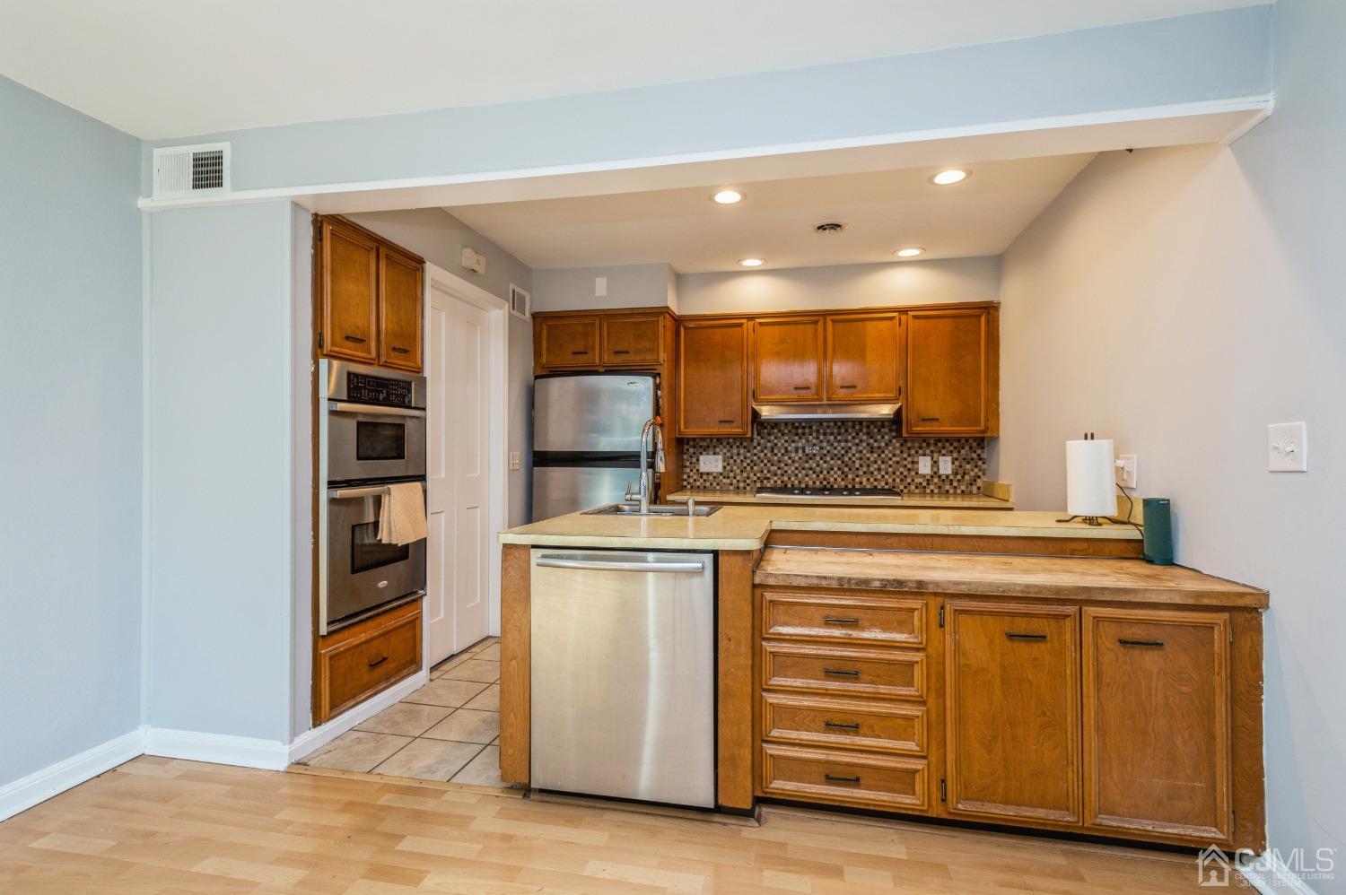 945 River Road Piscataway, NJ 08854 - Photo 6 of 26 Kitchen